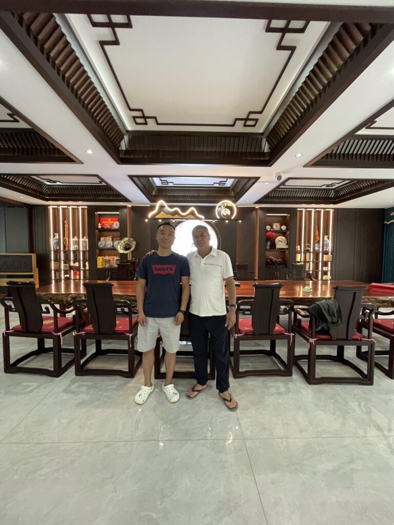 一濮古茶掌柜者乎(左)与赵玉学(右)合影